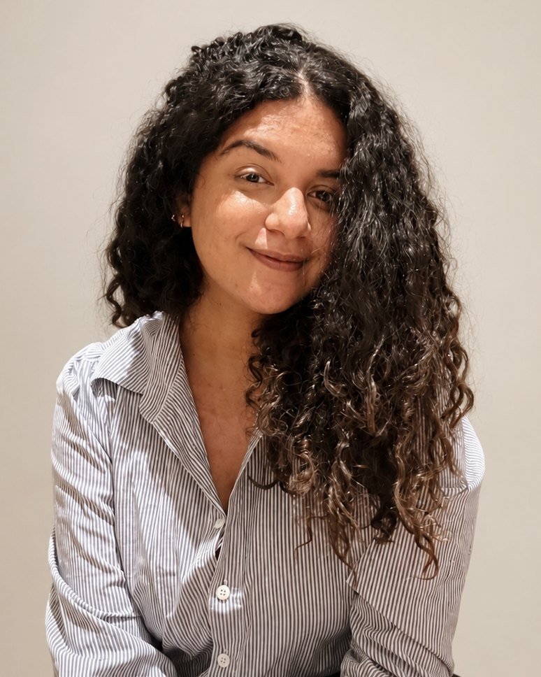 Letícia Lupette sorrindo, sentada